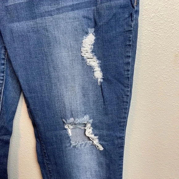 FOREVER21+ distressed jeans with studded detail. Cotton/spandex blend.
Size: 18 - Picture 3 of 12